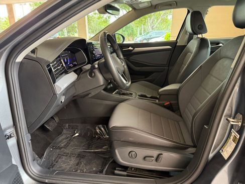 Used 2025 Volkswagen Jetta SE image 21