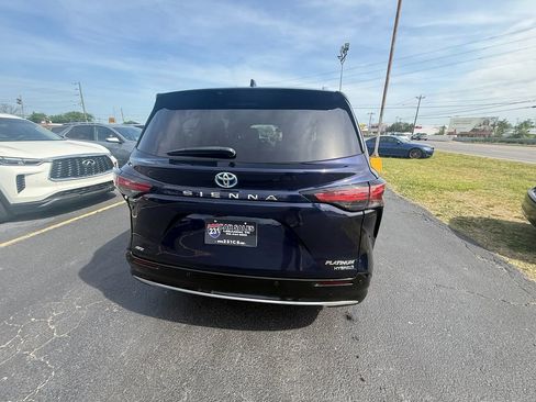 Used 2022 Toyota Sienna Platinum image 4