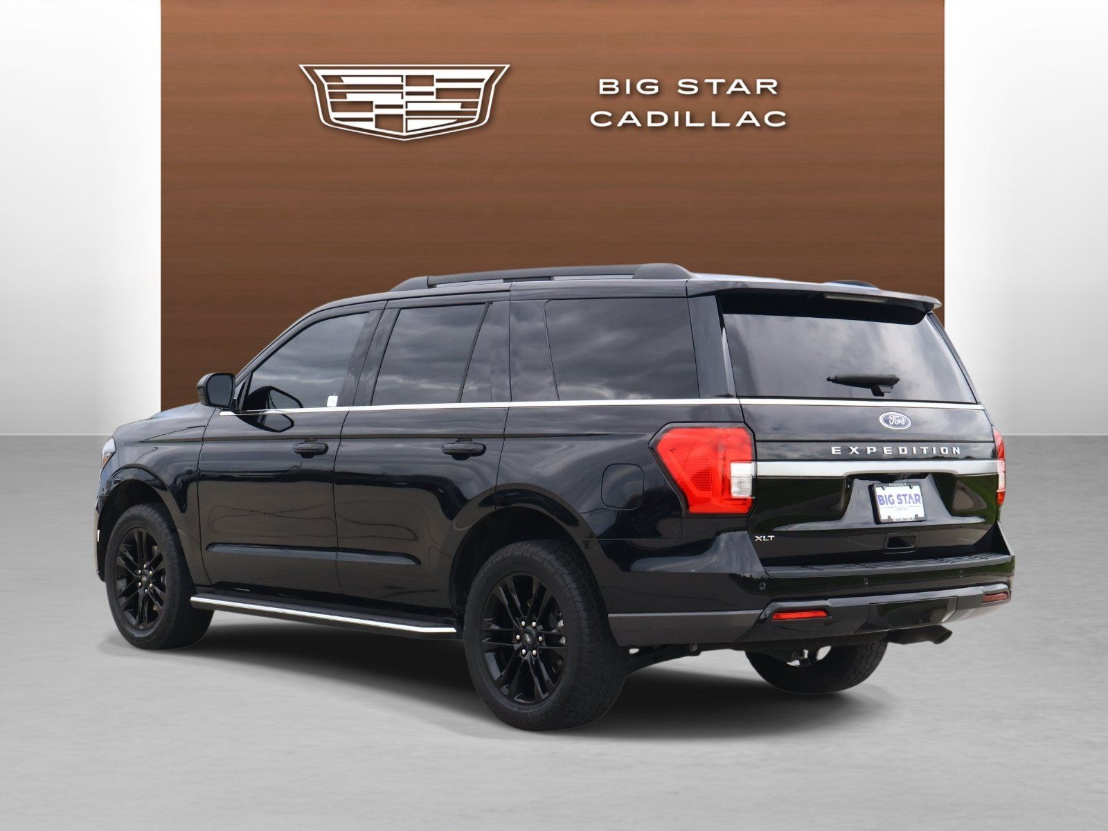 Used 2023 Ford Expedition XLT AWD/4WD image 3