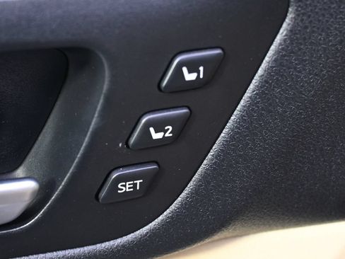Used 2017 Toyota Highlander Limited AWD/4WD image 25