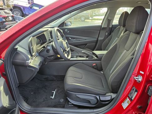 Used 2025 Hyundai Elantra SE image 18