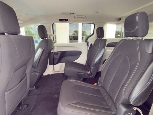 Used 2022 Chrysler Voyager LX FWD image 8