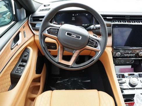 New 2025 Jeep Grand Cherokee Summit image 14