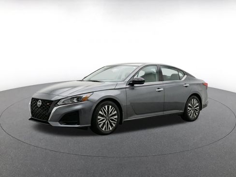 Used 2025 Nissan Altima 2.5 SV FWD image 7