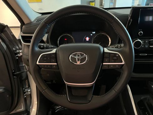Used 2025 Toyota Highlander LE FWD image 24