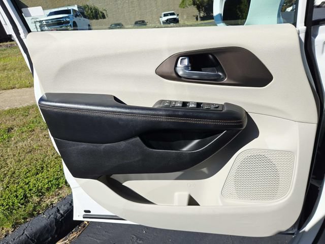 Used 2017 Chrysler Pacifica Touring-L w/ 13 Speaker Alpine Sound Group FWD image 35
