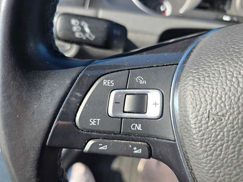 Used 2018 Volkswagen e-Golf SE w/ DC Fast Charging Package image 32