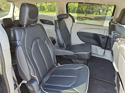 Used 2023 Chrysler Pacifica Limited w/ Uconnect Theater Family Group FWD image 15