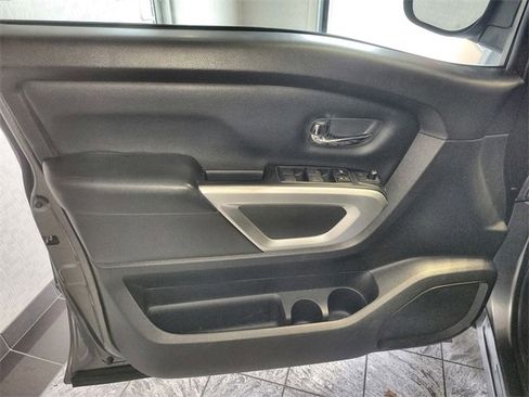 Used 2018 Nissan Titan SV w/ SV Convenience Package image 13