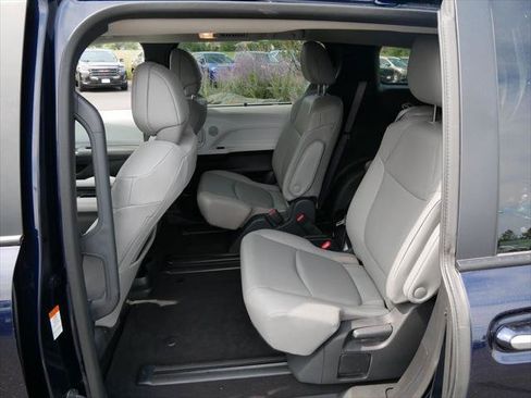 Certified 2025 Toyota Sienna XLE FWD image 9