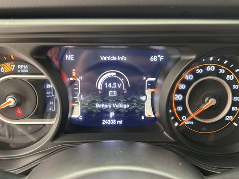 Used 2024 Jeep Wrangler Rubicon AWD/4WD image 13