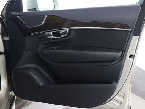 Used 2016 Volvo XC90 T6 Momentum w/ Momentum Plus Package image 9