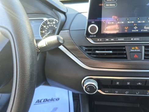 Used 2024 Nissan Altima 2.5 SV image 12