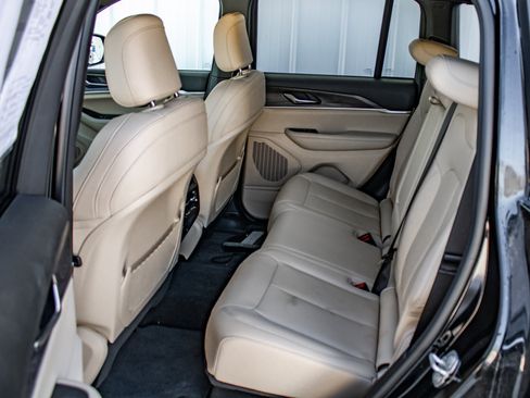 Used 2024 Jeep Grand Cherokee Limited image 23