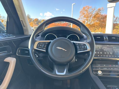 Used 2020 Jaguar F-PACE Prestige image 14
