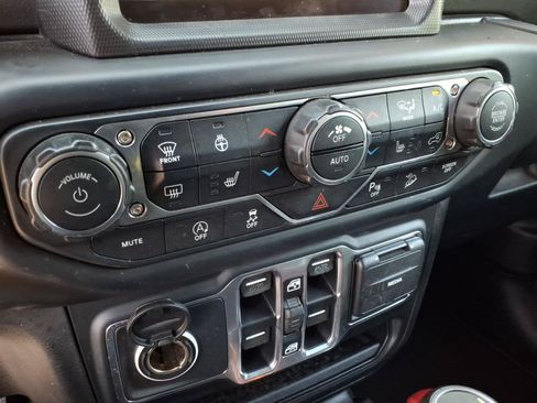 Used 2019 Jeep Wrangler Unlimited Sahara AWD/4WD image 21