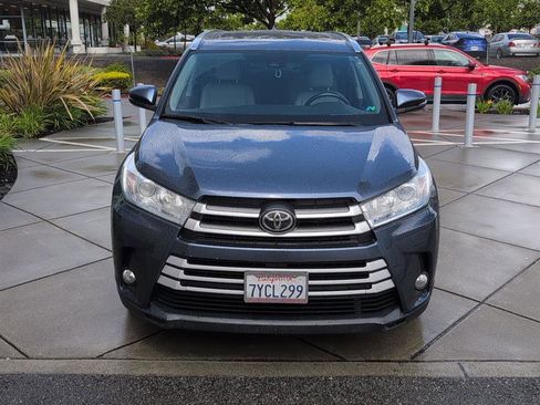 Used 2017 Toyota Highlander XLE image 3