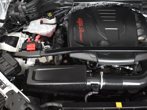 Used 2022 Alfa Romeo Stelvio Veloce AWD/4WD image 39