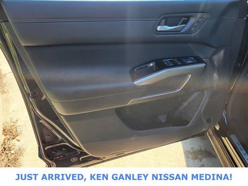 Certified 2025 Nissan Pathfinder Platinum AWD/4WD image 14