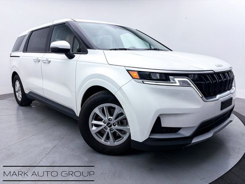 Used 2022 Kia Carnival LX image 1