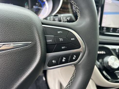 Used 2023 Chrysler Pacifica Limited FWD image 25