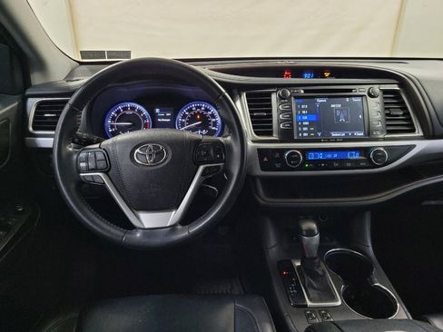 Used 2019 Toyota Highlander XLE AWD/4WD image 22