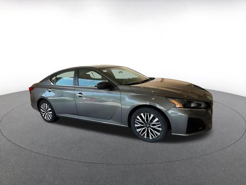Used 2025 Nissan Altima 2.5 SV FWD image 2