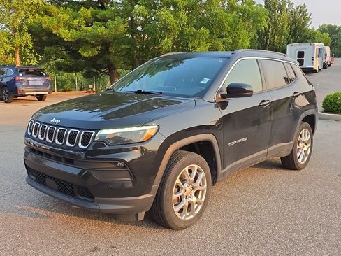 Used 2023 Jeep Compass Latitude w/ Sun and Sound Group AWD/4WD image 3