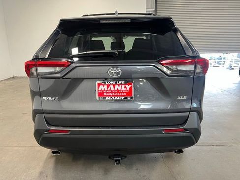 Used 2022 Toyota RAV4 XLE w/ Convenience Package FWD image 4