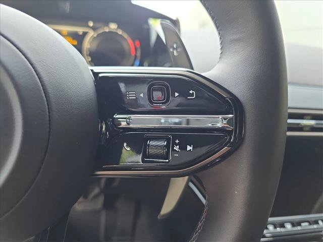 Used 2025 Aston Martin V8 Vantage Coupe RWD image 16