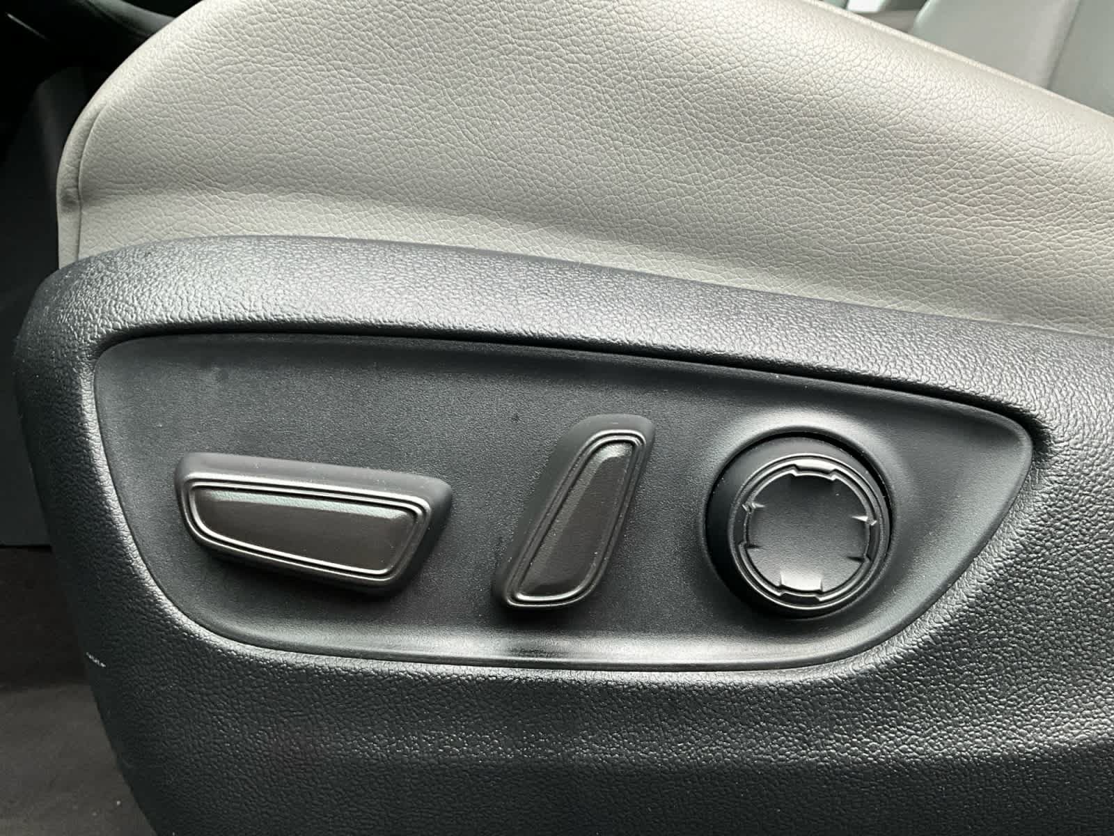 Used 2025 Toyota Sienna XLE FWD image 20