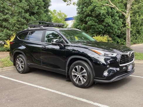 Used 2023 Toyota Highlander XLE AWD/4WD image 7