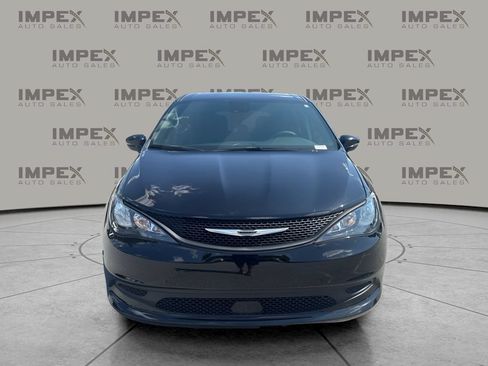 Used 2025 Chrysler Voyager LX FWD image 5
