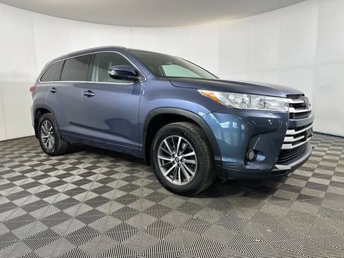 Used 2018 Toyota Highlander XLE image 2