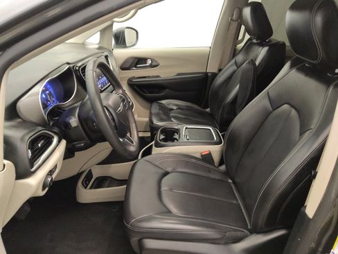 Used 2023 Chrysler Pacifica Touring-L FWD image 17