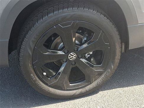 New 2025 Volkswagen Taos SEL image 7