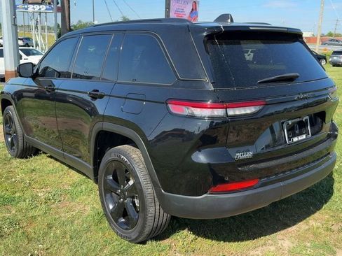 Used 2023 Jeep Grand Cherokee Altitude AWD/4WD image 4