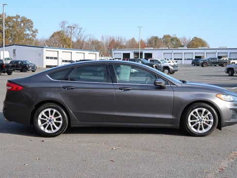 Used 2020 Ford Fusion SE image 4