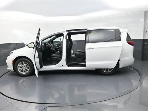 New 2026 Chrysler Pacifica Select image 28