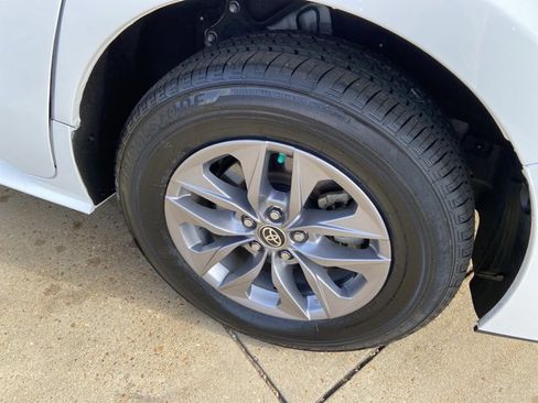 Used 2024 Toyota Sienna LE image 29