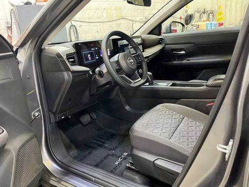 Used 2025 Nissan Kicks SV AWD/4WD image 11