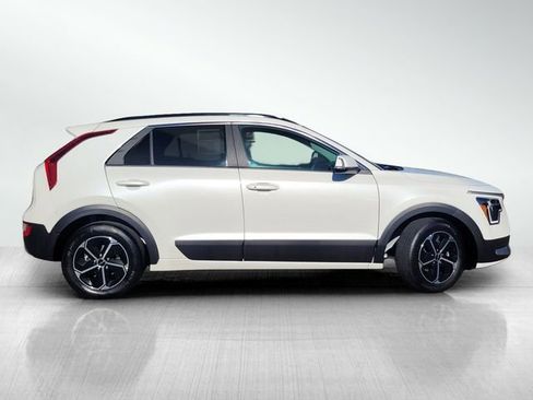 Used 2025 Kia Niro EX image 3