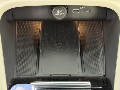 Used 2024 Volvo XC40 B5 Ultimate w/ Protection Package Premier image 33