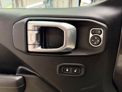 Used 2019 Jeep Wrangler Sport AWD/4WD image 12