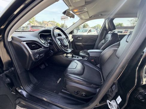 Used 2019 Jeep Cherokee Latitude Plus w/ Cold Weather Group AWD/4WD image 45