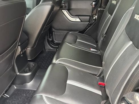 Used 2018 Jeep Wrangler Unlimited Rubicon w/ Connectivity Group AWD/4WD image 14