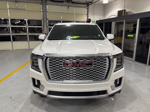 Used 2021 GMC Yukon XL Denali w/ Denali Premium Package AWD/4WD image 3