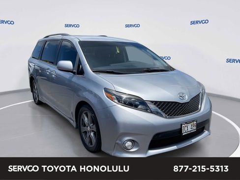 Used 2017 Toyota Sienna SE FWD image 1