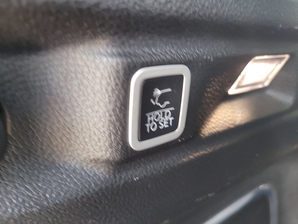 Used 2022 Jeep Grand Cherokee L Limited RWD image 9