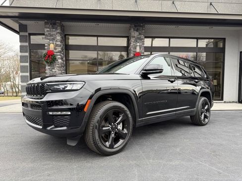 Used 2025 Jeep Grand Cherokee L Limited w/ Black Appearance Package image 21